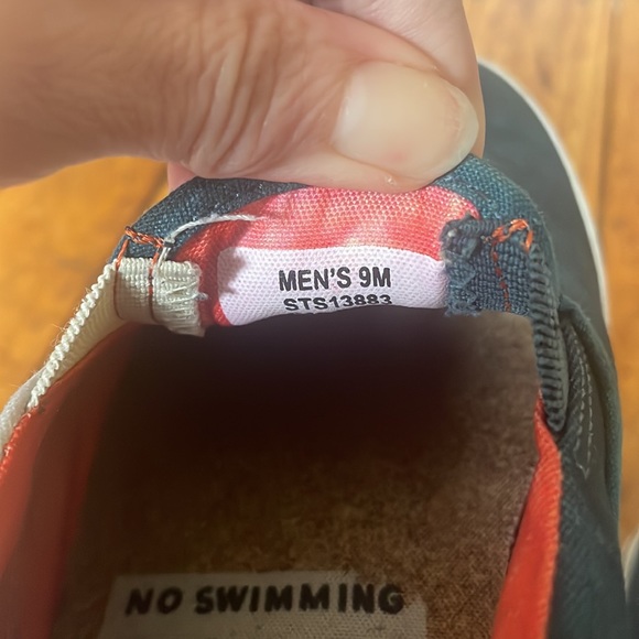 SPERRY, MENS SIZE 9, SLIP ON CANVAS, JAWS THEME SHOE - Picture 4 of 16